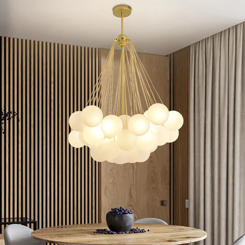 lustre à bulles de verre design nordique pour un intérieur moderne