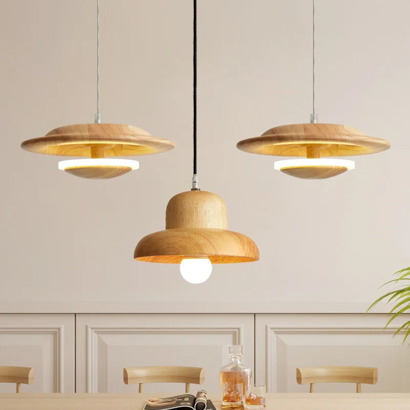 suspension LED en bois massif design nordique pour restaurant ou bar