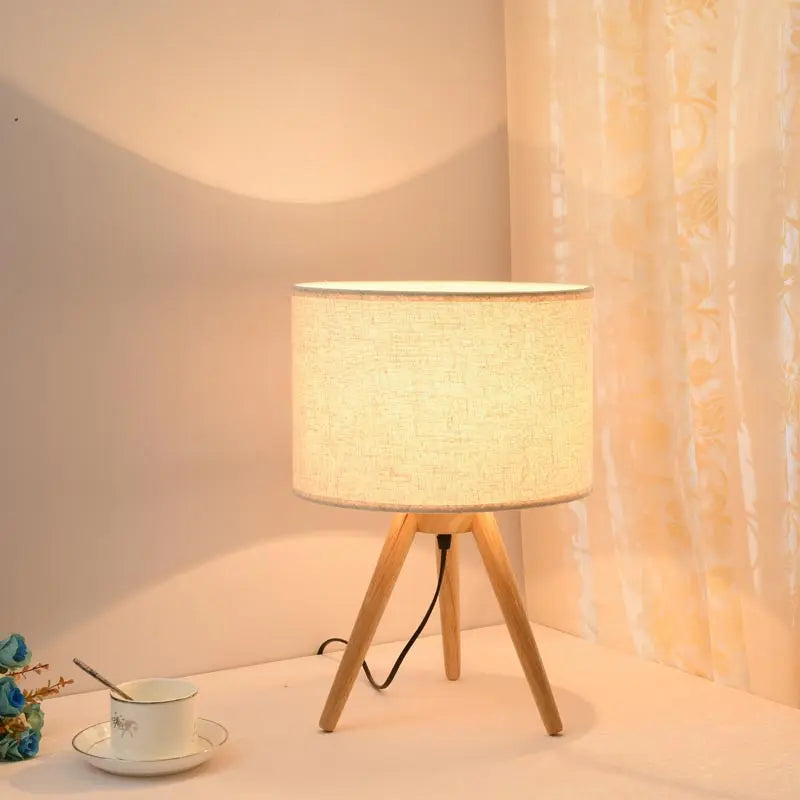 lampe à poser moderne en bois avec abat-jour tissu décoratif