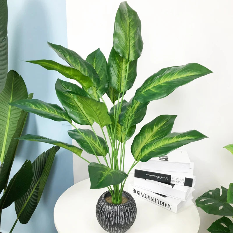 plantes artificielles strelitzia et monstera pour décoration tropicale