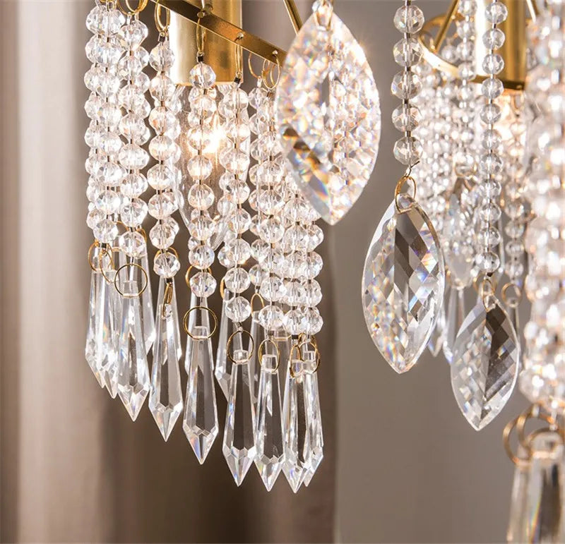 lustre suspendu en cristal et métal doré élégant