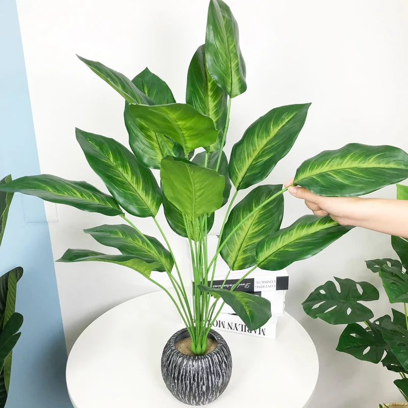 plantes artificielles strelitzia et monstera pour décoration tropicale