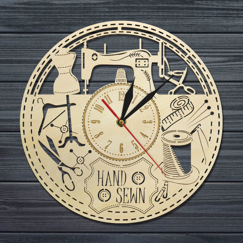 horloge en bois sans tic tac pour passionnés de couture décorative