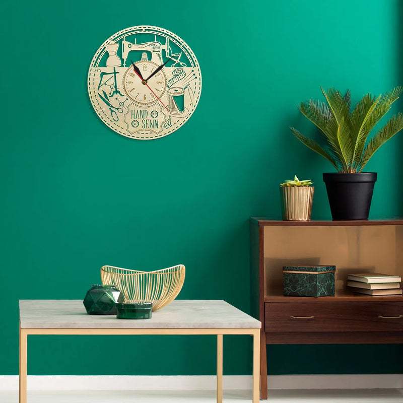 horloge en bois sans tic tac pour passionnés de couture décorative