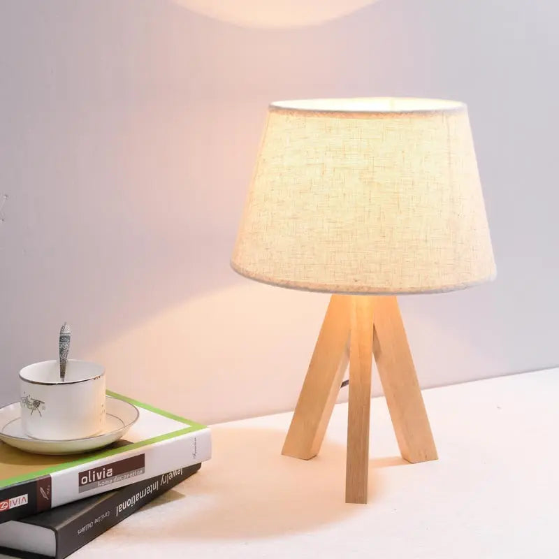 lampe à poser moderne en bois avec abat-jour tissu décoratif