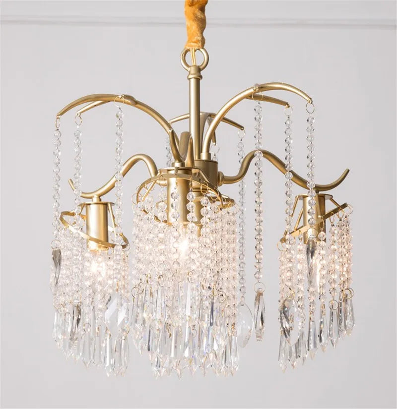 lustre suspendu en cristal et métal doré élégant