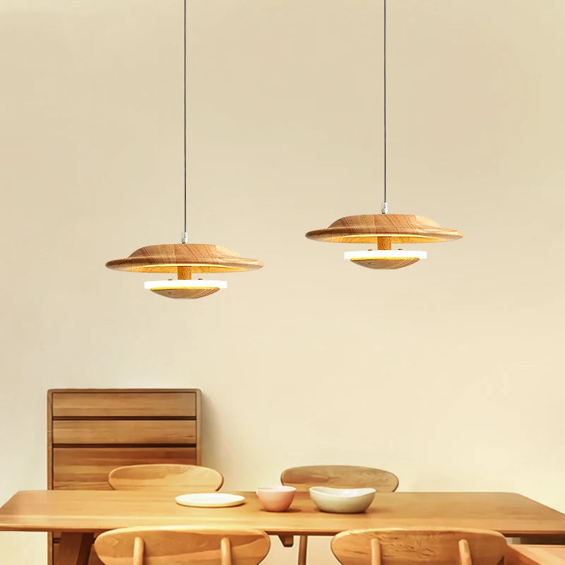 suspension LED en bois massif design nordique pour restaurant ou bar