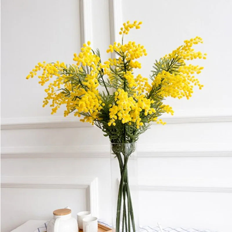 branche de mimosa artificielle avec feuilles de palmier tropicales