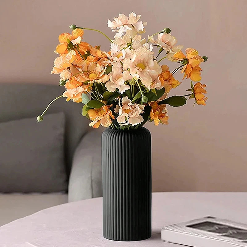 vase en plastique rayé pour arrangement floral décoratif