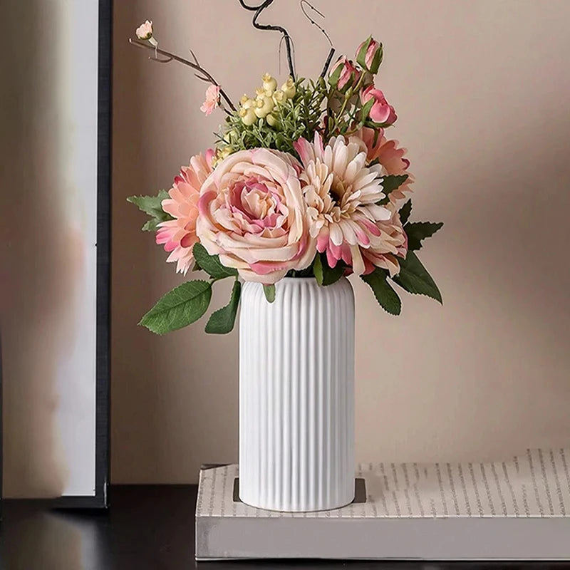 vase en plastique rayé pour arrangement floral décoratif