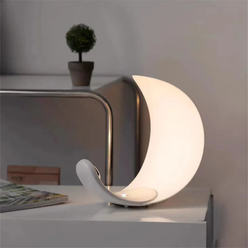 lampe de table créative en chrome pour ambiance moderne