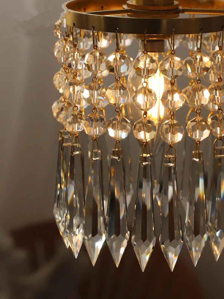 lustre romantique cristal français pour intérieur élégant et raffiné