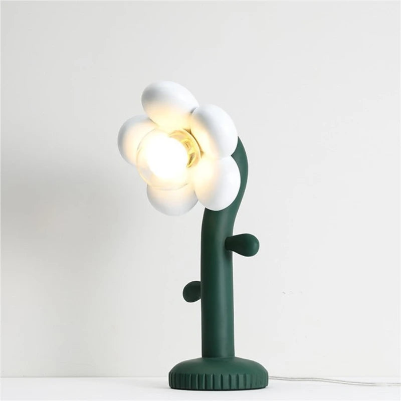 lampe à poser design en résine pour un éclairage chaleureux