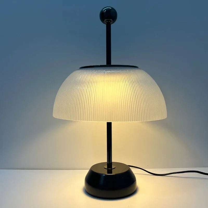 lampe de bureau rétro design italienne élégante pour intérieur moderne