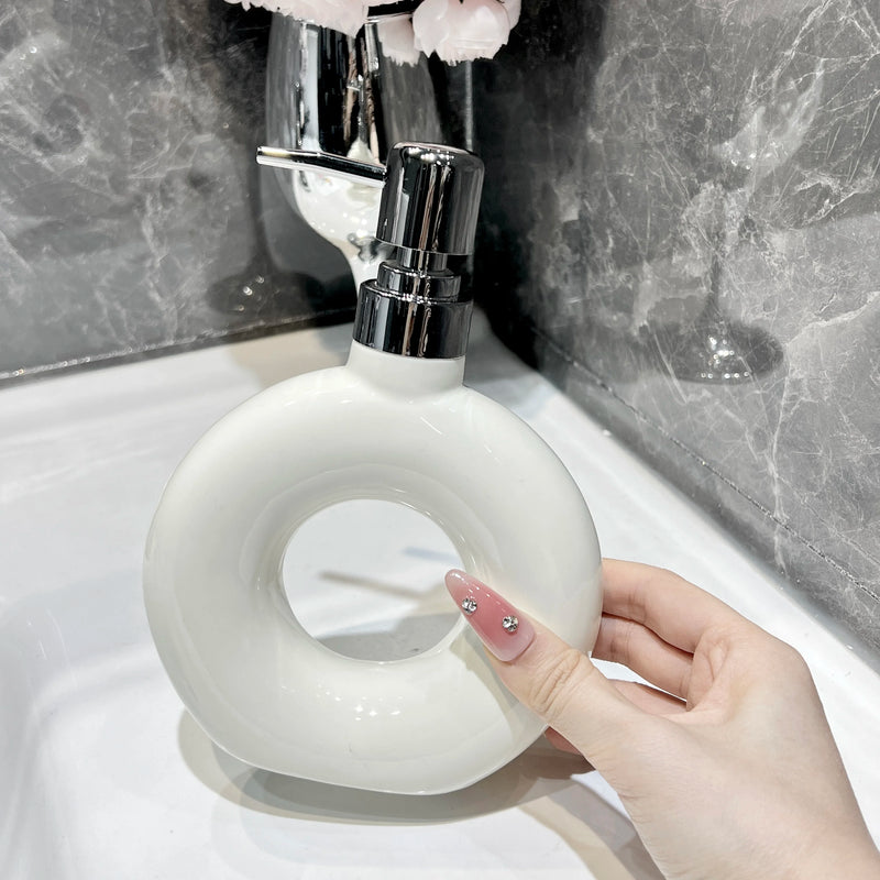 distributeur de savon céramique abstrait design pratique pour salle de bain