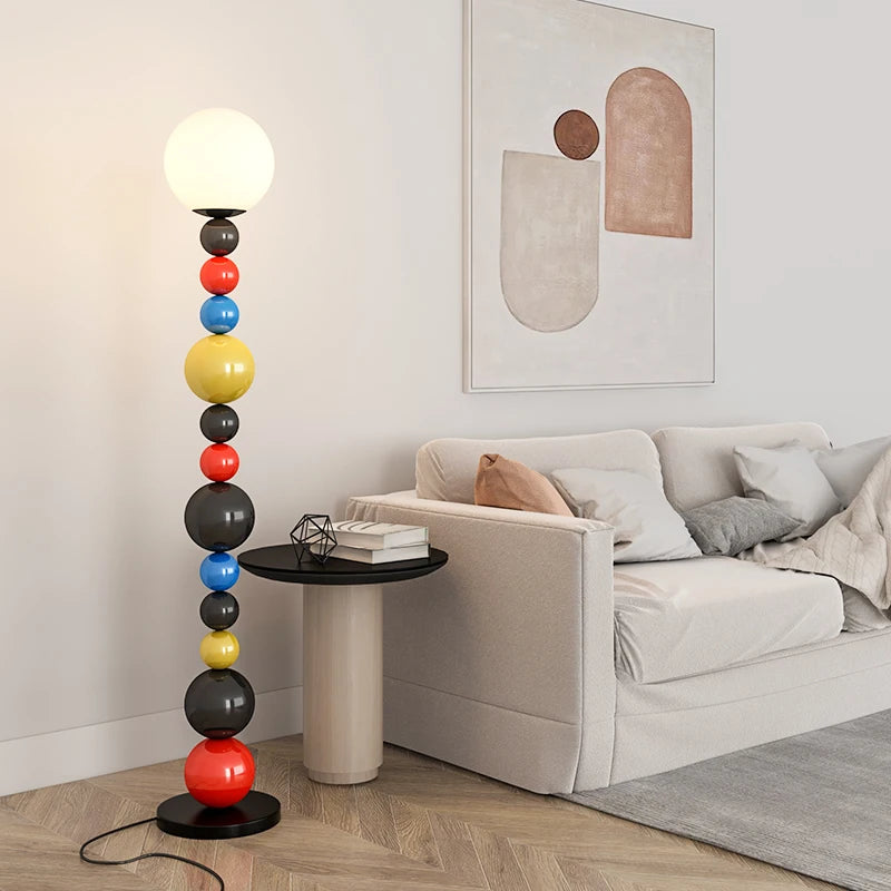 lampadaire moderne à perles colorées et abat-jour en verre