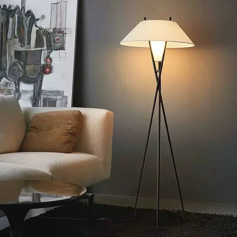 lampadaire design minimaliste en tissu pour intérieur contemporain