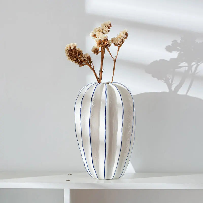 vase en céramique carambola pour décoration artisanale avec fleurs séchées