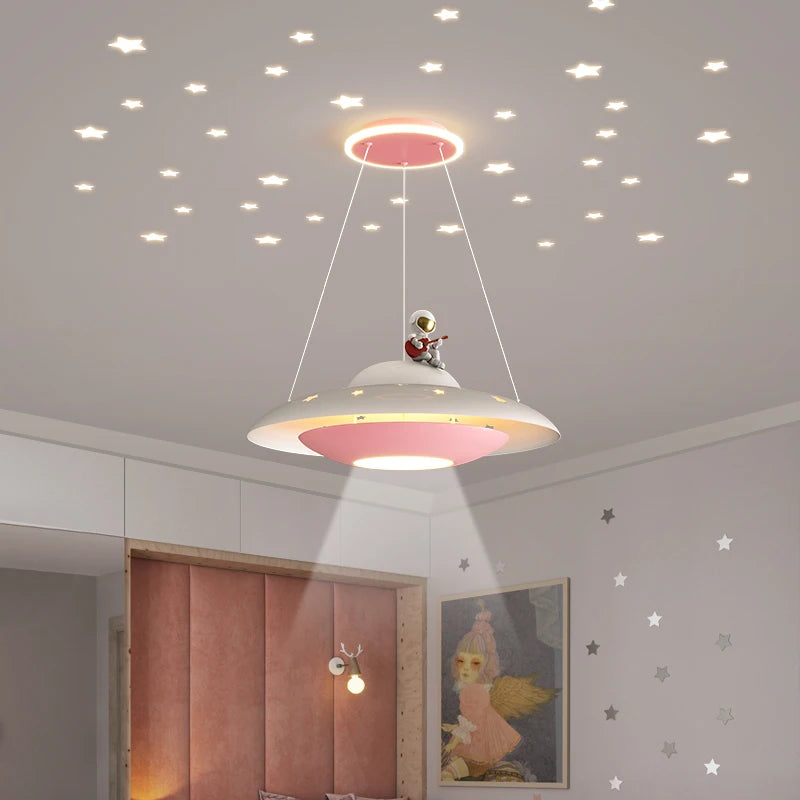 lustre créatif en forme d'ovni pour chambre d'enfant étoilé