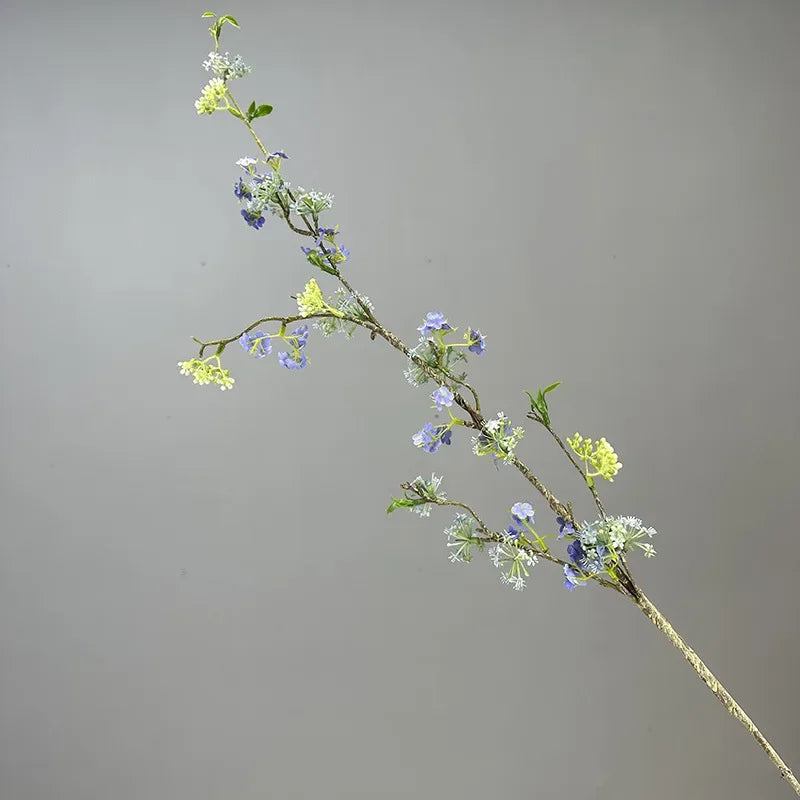 décoration de table en fleurs artificielles et saule neige