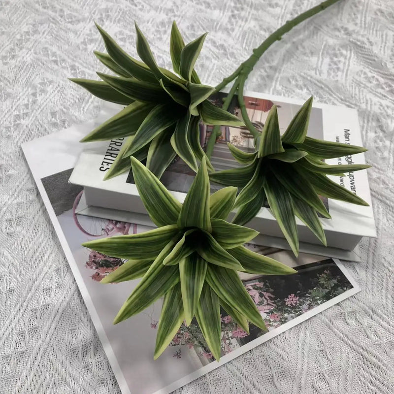 plante tropicale en pot avec palmier et bambou décoratif