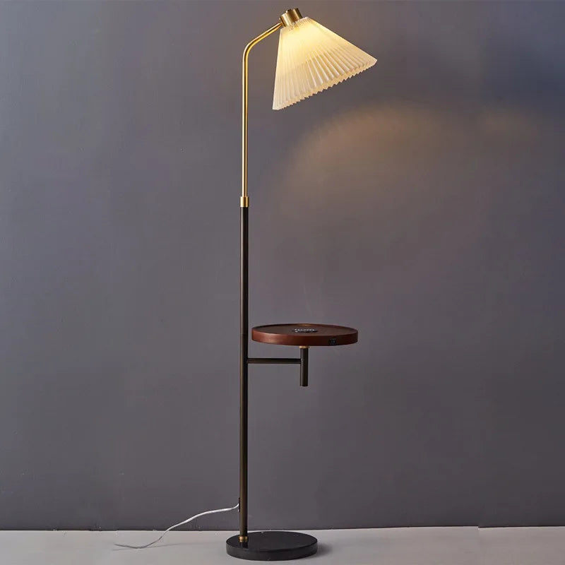 lampadaire en marbre avec étagère dorée et led moderne