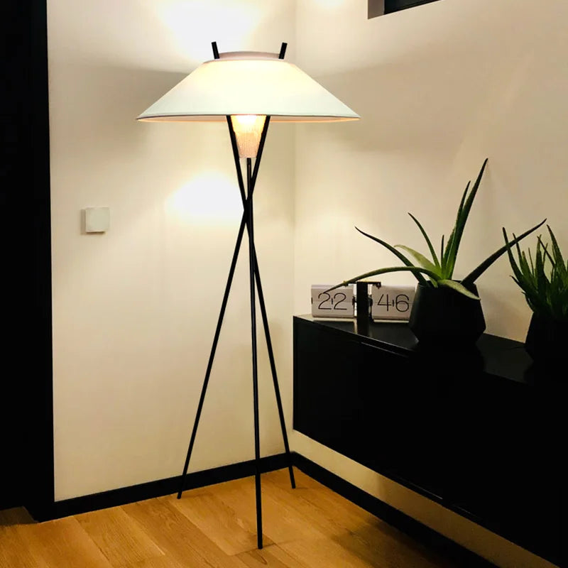 lampadaire triangulaire moderne design italien avec abat-jour vintage