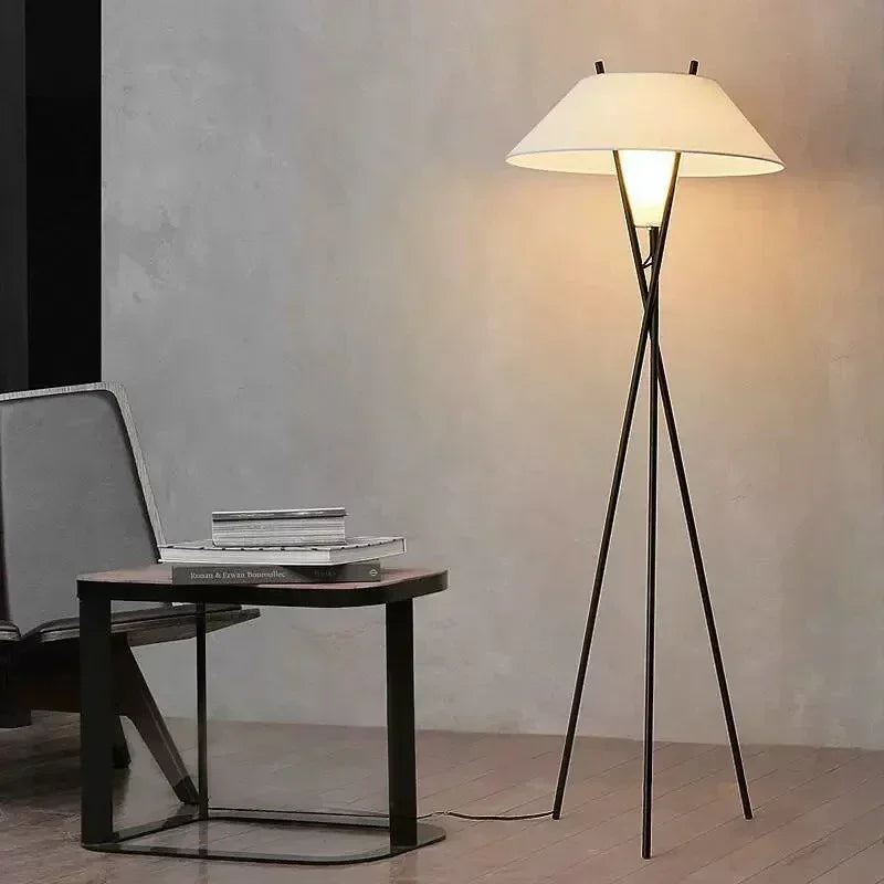 lampadaire design minimaliste en tissu pour intérieur contemporain