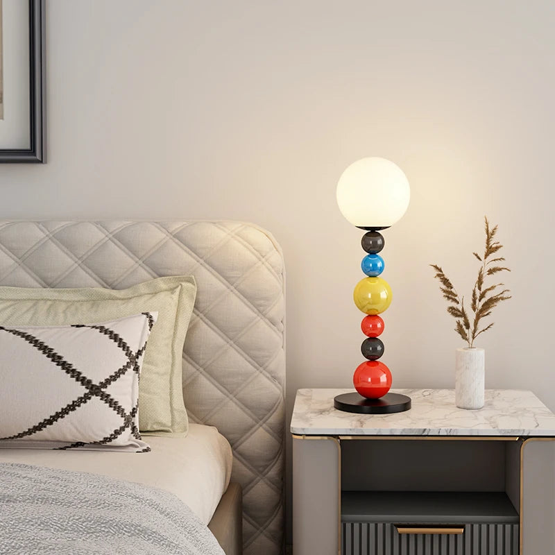 lampadaire moderne à perles colorées et abat-jour en verre