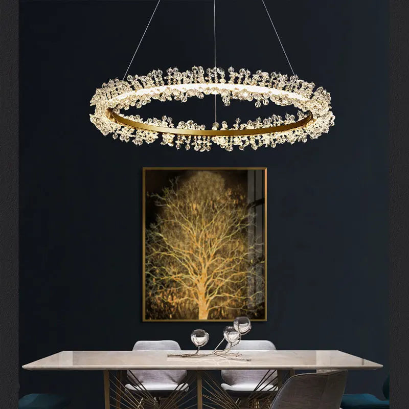 lustre en cristal de luxe avec anneau doré lumineux et élégant