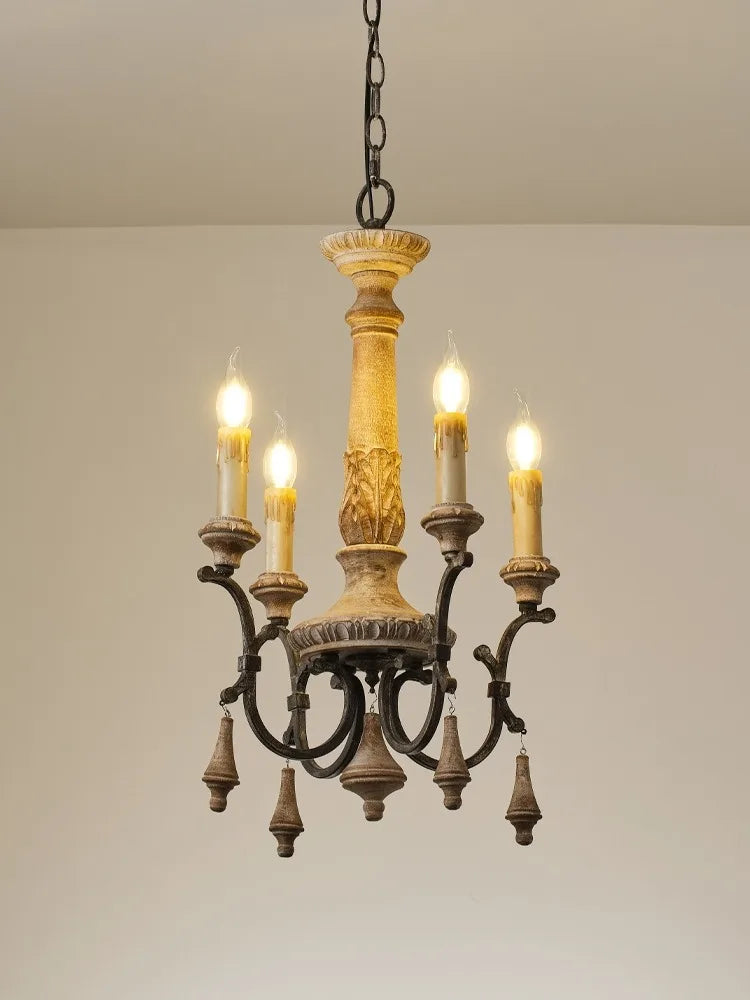 lustre vintage en bois sculpté pour un éclairage élégant à la maison