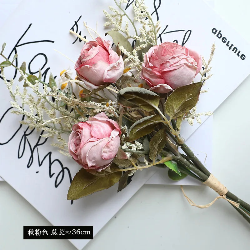 bouquet de roses séchées et pivoines pour décoration rétro automnale