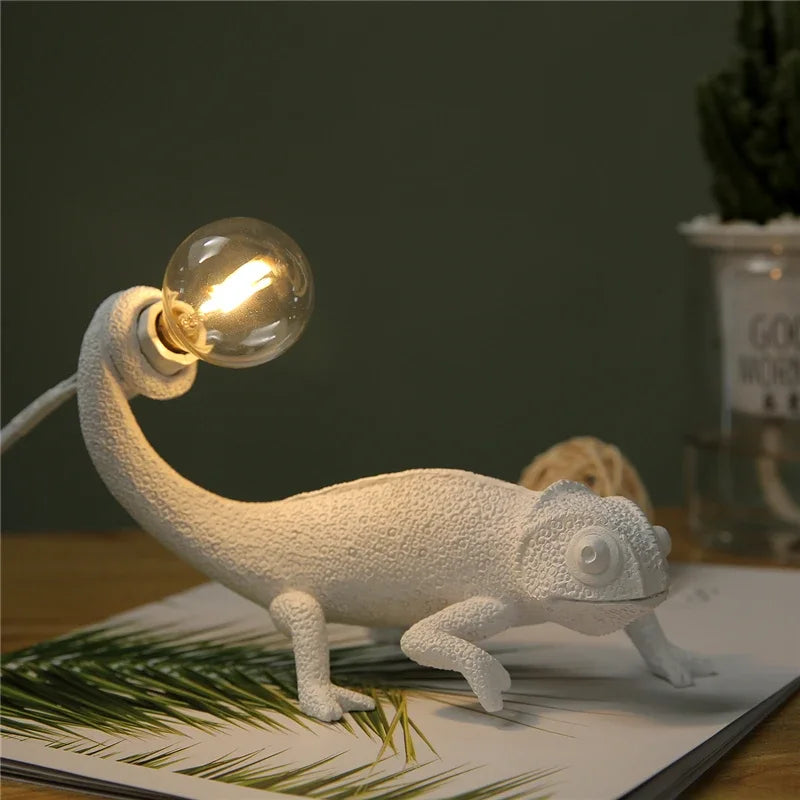 lampe de bureau lézard caméléon moderne et ludique en résine