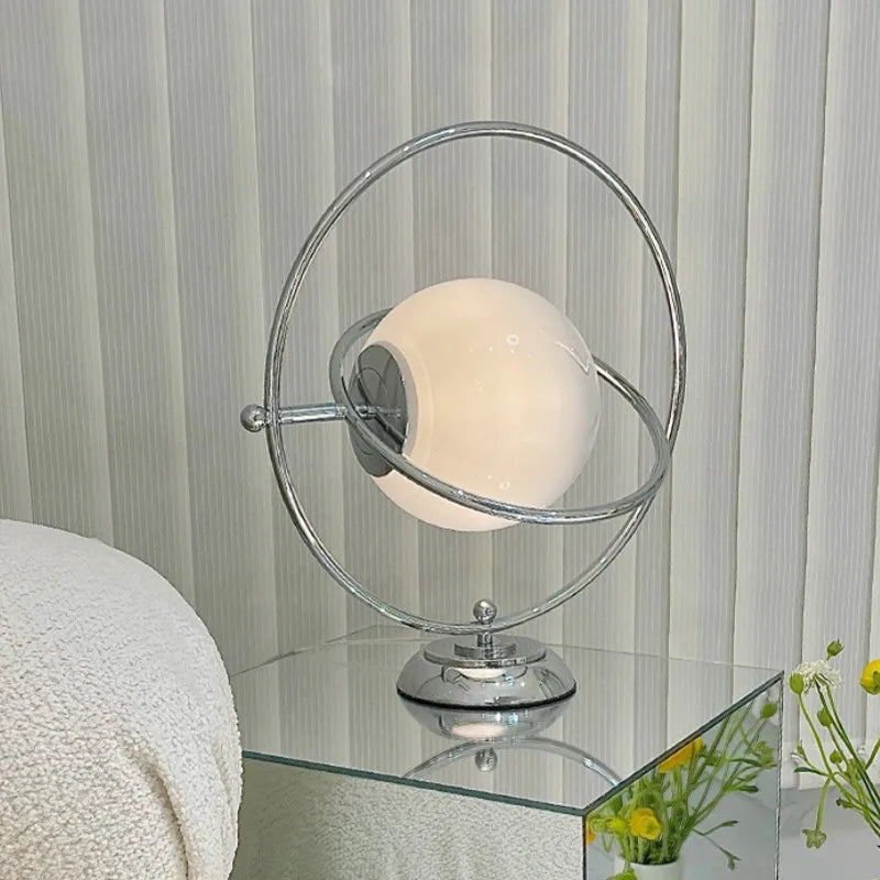 lampe à poser scandinave en chrome avec boule en verre