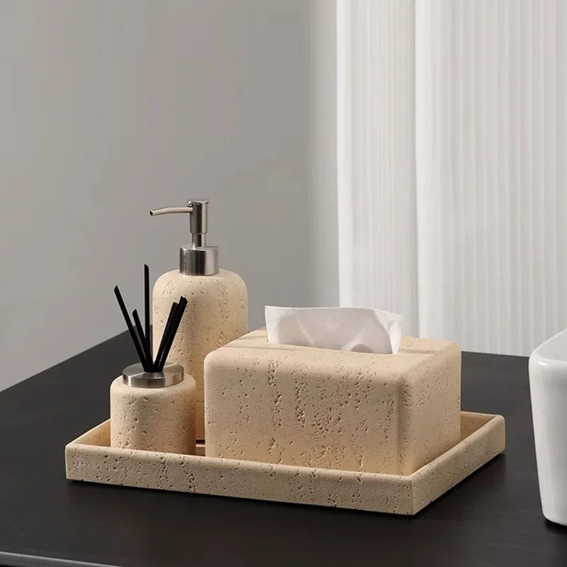 bouteille de désinfectant et accessoires de salle de bain luxe