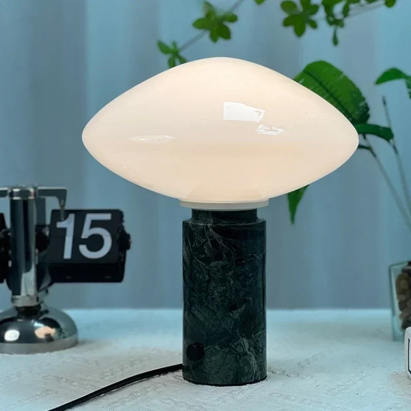 lampe à poser en marbre avec boule de verre design danois