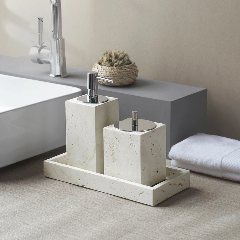 ensemble daccessoires en travertin beige pour salle de bain