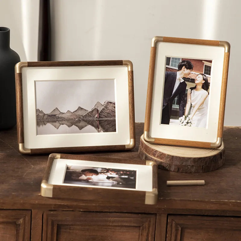 cadre photo en bois avec coin en cuivre pour décoration élégante