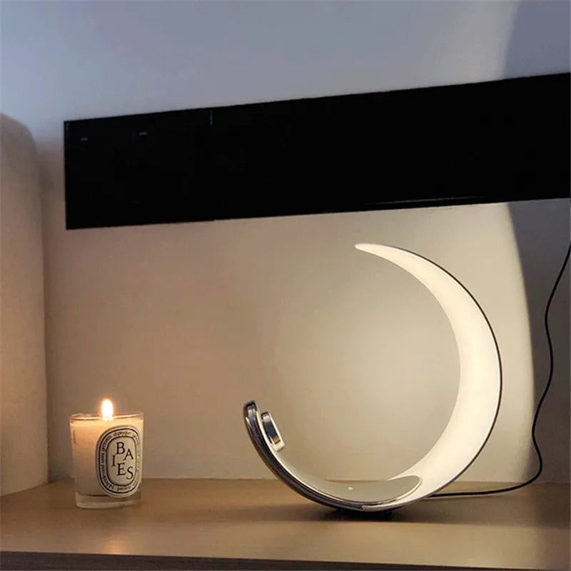 lampe de table créative en chrome pour ambiance moderne