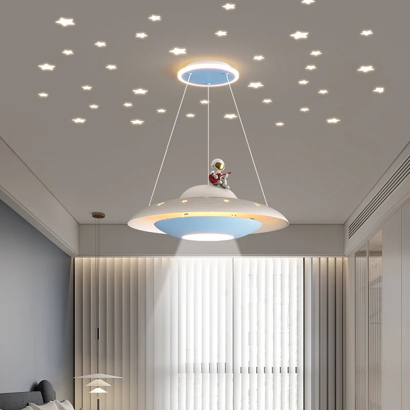 lustre créatif en forme d'ovni pour chambre d'enfant étoilé