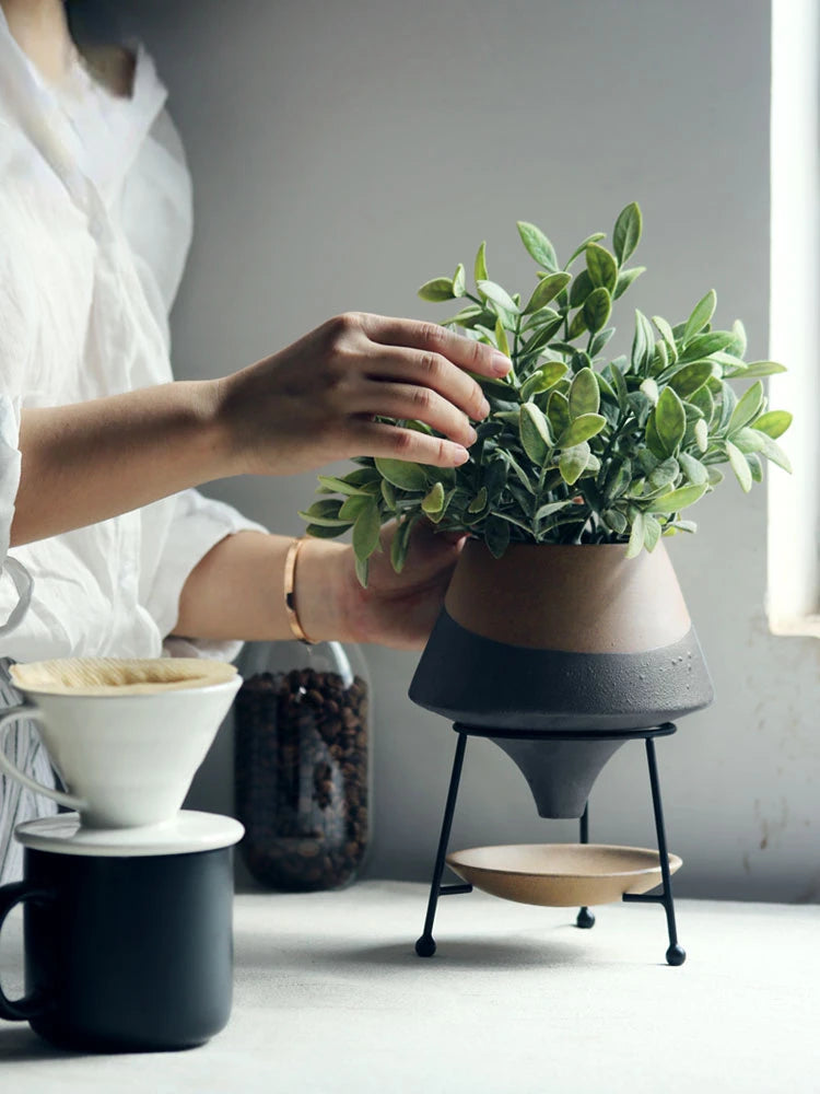 pot de fleurs en céramique avec support en métal moderne