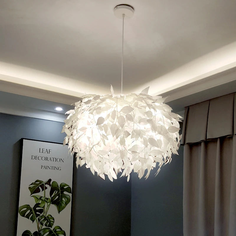 lustre en feuilles plastiques pour une ambiance romantique et décorative