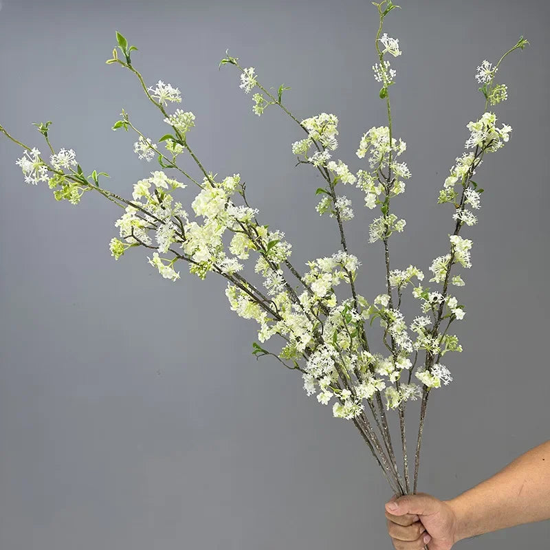 décoration de table en fleurs artificielles et saule neige