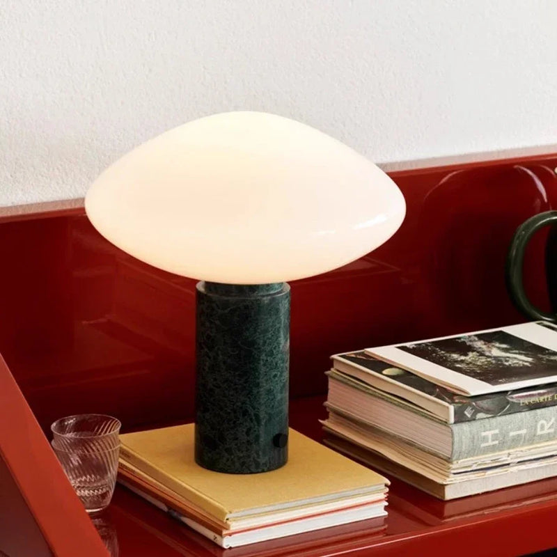 lampe à poser en marbre avec boule de verre design danois