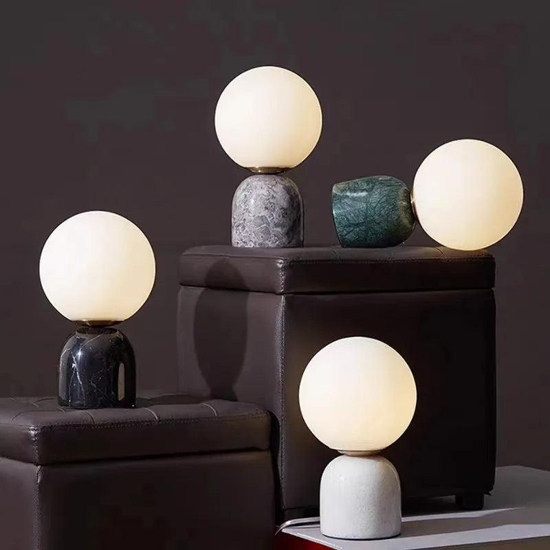 lampe à poser en marbre et verre pour intérieur élégant