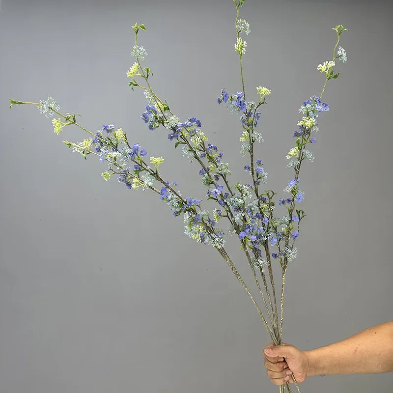 décoration de table en fleurs artificielles et saule neige