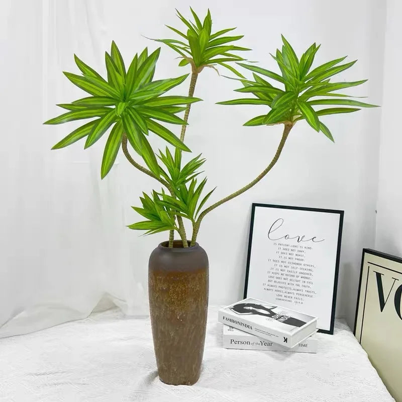 plante tropicale en pot avec palmier et bambou décoratif