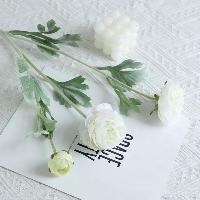 petit bouquet de fleurs artificielles pour décoration de mariage hiver