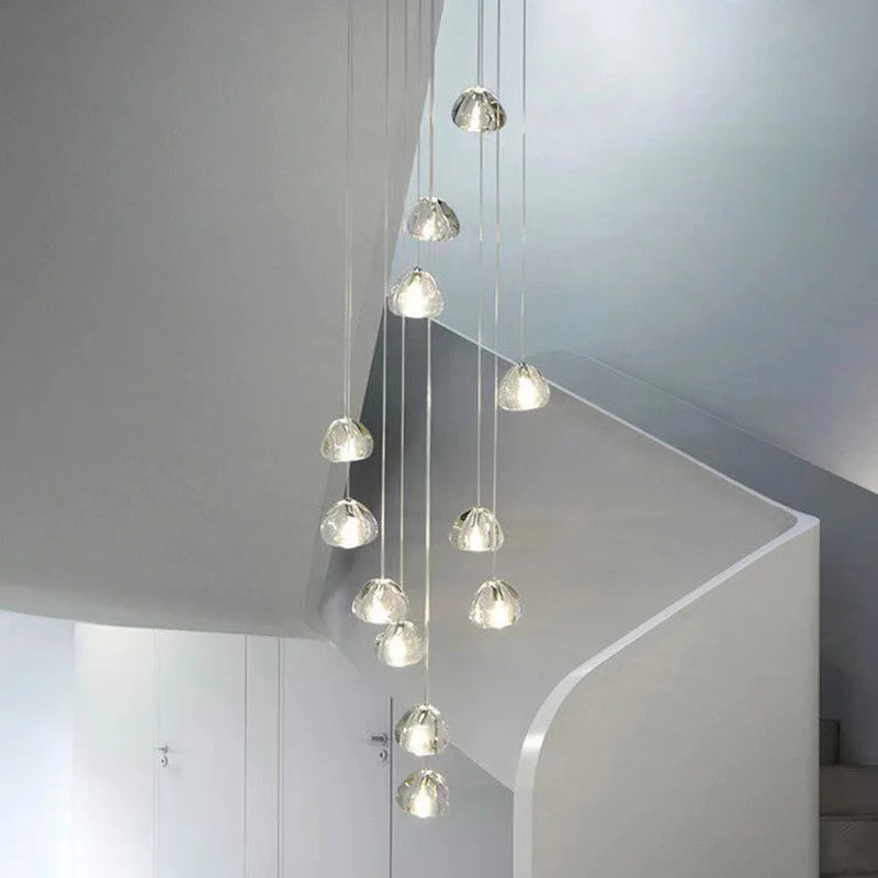 lustre en cristal design luxueux pour escalier colimaçon moderne