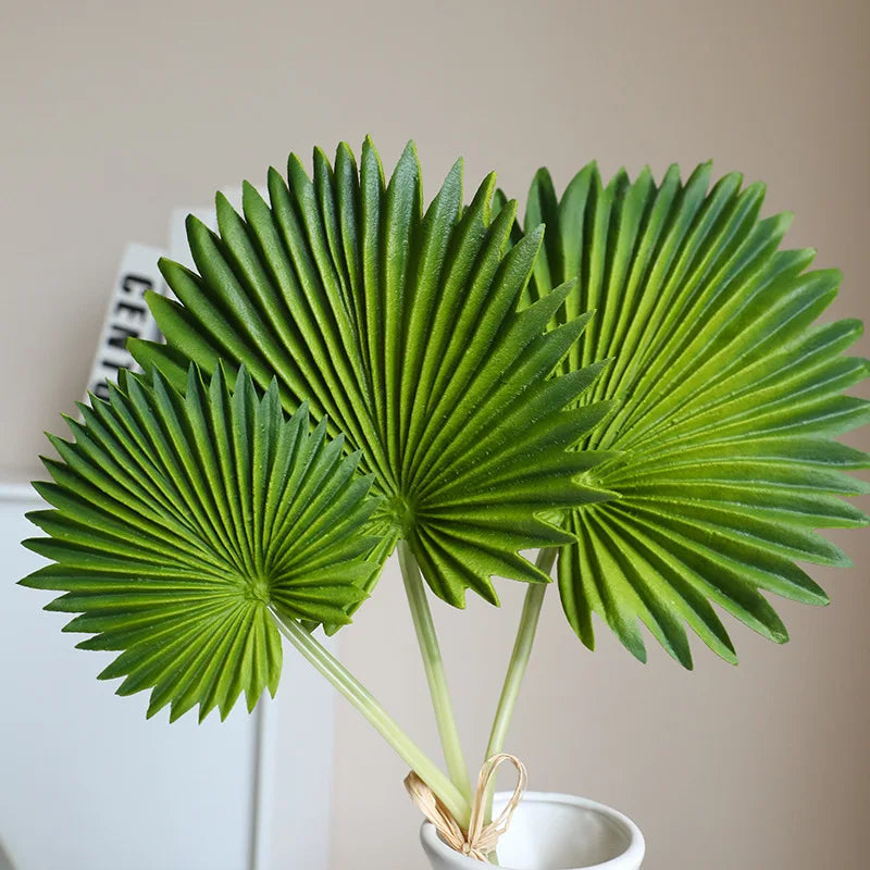 bouquet de feuilles monstera et bananier décoration intérieure mariage